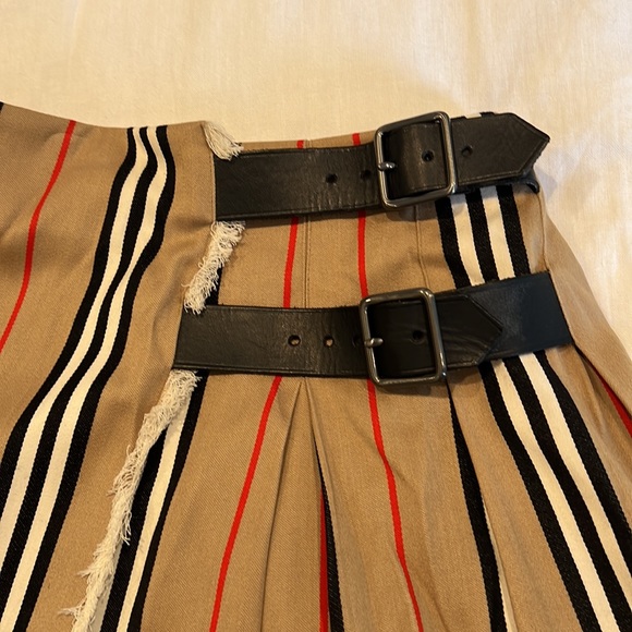 Burberry pleated skirt - Picture 2 of 4